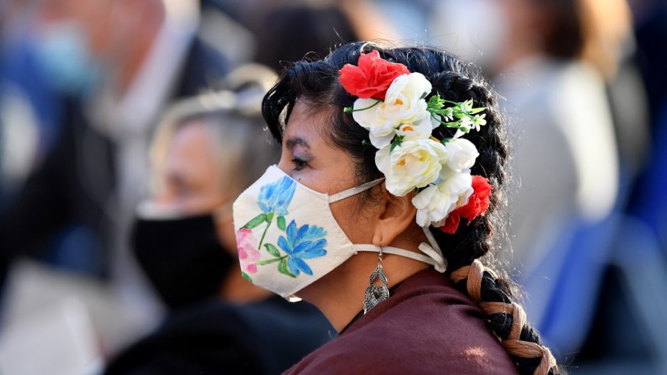 “Pessoas que menstruam”, “pessoas que procriam”: como os progressistas estão apagando o termo “mulher” Com máscara de proteção decorada, mulher comparece a cerimônia de paz conduzida pelo papa Francisco em Roma, no dia 20 de outubro de 2020.